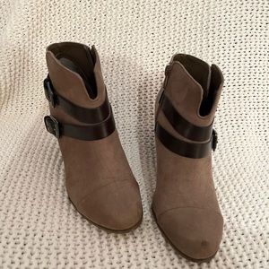 Gently Used Carlos Santana Booties!